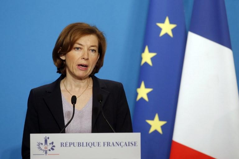 La ministra francesa de Defensa, Florence Parly, hace una declaración oficial en la sala de prensa después de asistir a una reunión de emergencia con el presidente francés Emmanuel Macron en el Palacio del Elíseo en París, Francia, el sábado 14 de abril de 2018. (AFP PHOTO / POOL / Michel Euler)