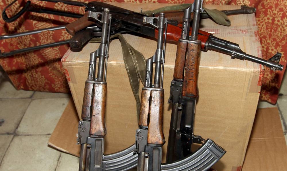 Fusiles de asalto AK-47 incautados por la policía albanesa a bandas criminales locales en Tirana en 2015. Fotografía: Arben Celi / Reuters