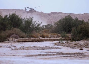 Hallan un cuerpo junto a camión volcado cerca del Mar Muerto