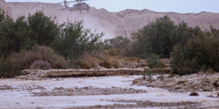 Hallan un cuerpo junto a camión volcado cerca del Mar Muerto