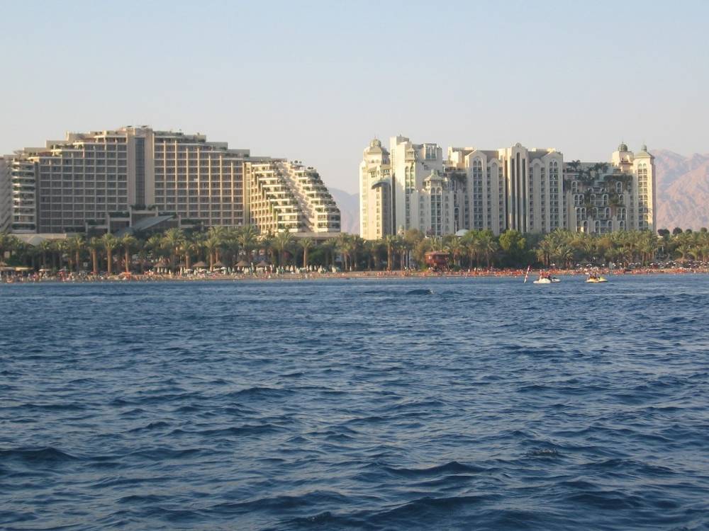 Los hoteles pueden beneficiarse del software desarrollado por una startup israelí que reducirá los costos de calefacción y refrigeración y las emisiones de CO2 (https://pixabay.com/en/eilat-israel-sea-ocean-hotel-332763/)