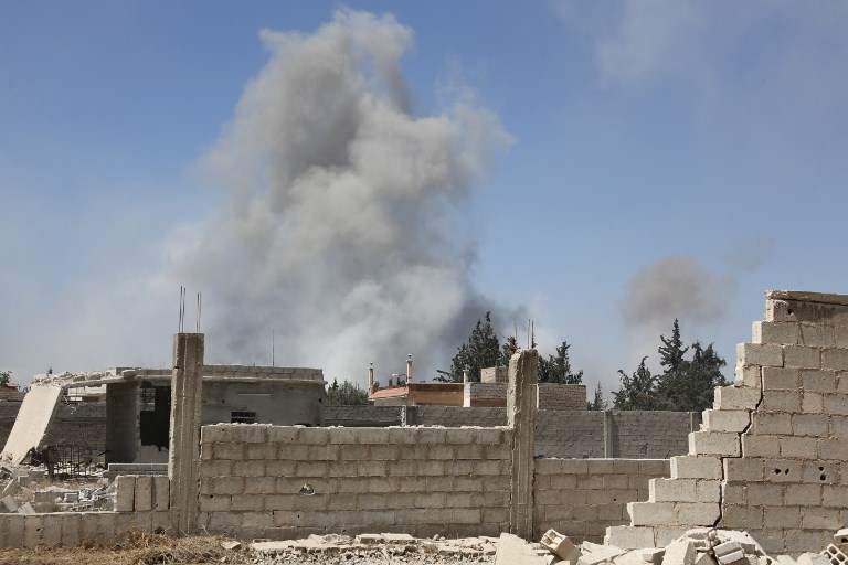El humo en la ciudad de Duma, el último enfrentamiento de la oposición en el este de Ghouta, el 7 de abril de 2018. (AFP)