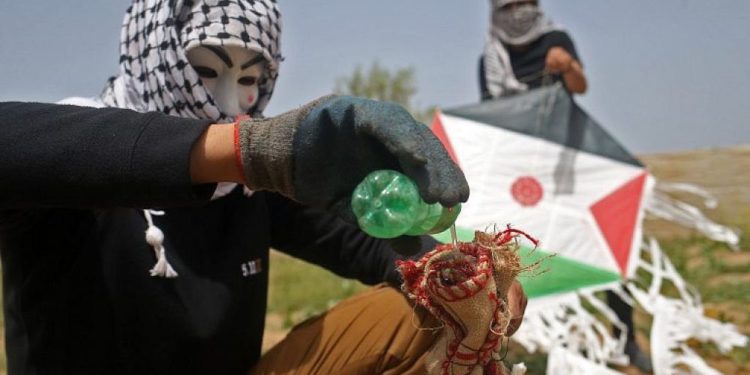 Cometa llameante de Gaza incendia almacén israelí
