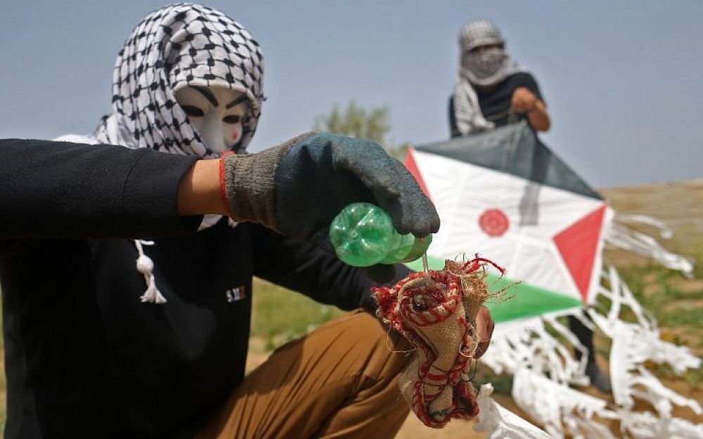 Cometa llameante de Gaza incendia almacén israelí