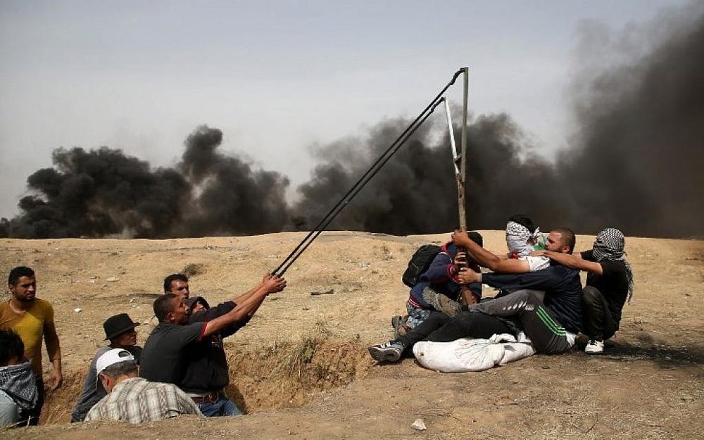 Una bandera con una esvástica lleva material inflamable hacia el lado israelí desde Gaza (Foto: Portavoz de las FDI)