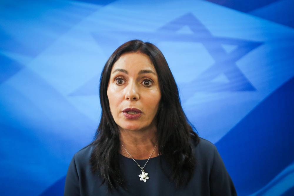 La ministra de Cultura y Deportes de Israel, Miri Regev, llega a la reunión semanal del gabinete en la Oficina del Primer Ministro en Jerusalén, el 11 de marzo de 2018. (Marc Israel Sellem)