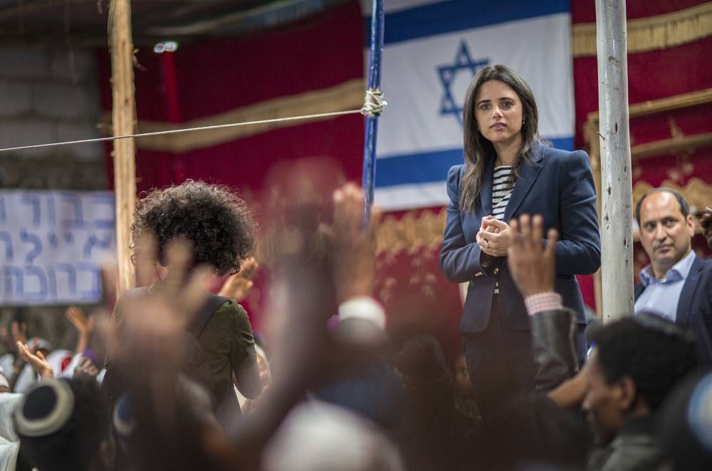 La ministra de Justicia Ayelet Shaked habla a los miembros de la comunidad judía de Etiopía, durante una visita a una sinagoga en Addis Abeba, Etiopía, el 22 de abril de 2018. (AP Photo / Mulugeta Ayene)