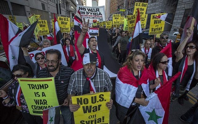 Los partidarios del presidente sirio Bashar al-Assad marchan en protesta por el ataque de la coalición encabezada por Estados Unidos en Siria, el 14 de abril de 2018 en Los Ángeles, California. (David McNew / Getty Images / AFP)