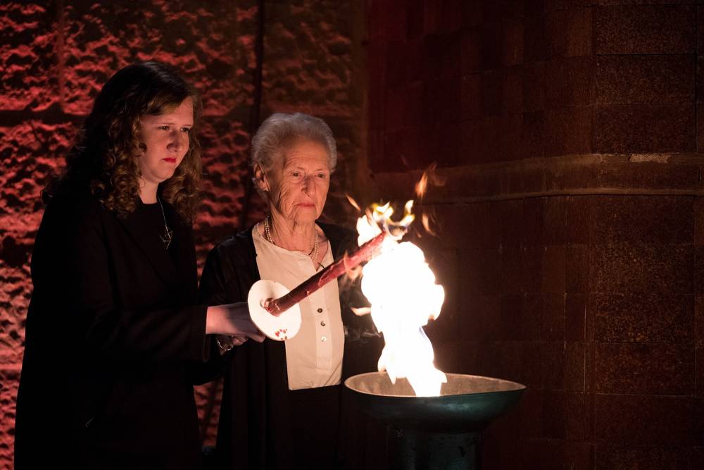 Los sobrevivientes del Holocausto encienden seis antorchas que representan a los seis millones de víctimas del genocidio Nazi durante la ceremonia de apertura en el Museo Conmemorativo del Holocausto Yad Vashem en Jerusalén, mientras Israel celebra el Día del Recuerdo del Holocausto. 11 de abril de 2018. (Yonatan Sindel / Flash 90)