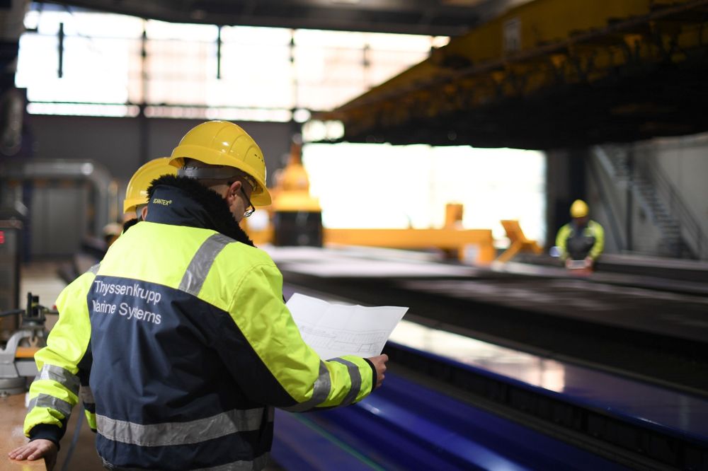 Los trabajadores alemanes analizan los planes para una corbeta Sa'ar 6 que se está construyendo para la Armada israelí en Kiel, Alemania, en una fotografía sin fecha. (Fuerzas de Defensa de Israel)