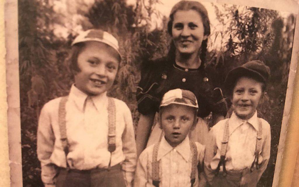 Margit Kirsche con sus hermanos menores, que fueron asesinados en Auschwitz. (Cortesía de Kirsche / vía JTA)