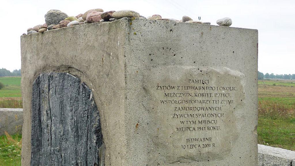 Memorial en Jedwabne, Polonia dedicado a los judíos que fueron asesinados aquí el 10 de julio de 1941. (Fczarnowski, CC-BY-SA, vía wikipedia)