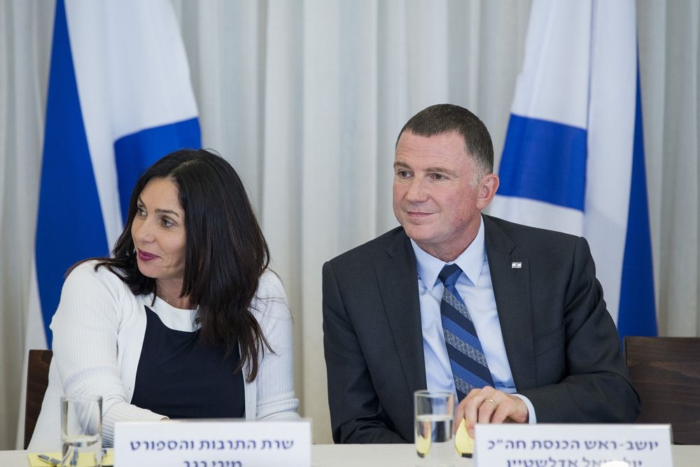 El presidente de la Knesset Yuli Edelstein (R) con la Ministra de Cultura Miri Regev (L) durante una ceremonia en la Knesset para honrar a los encendedores de antorchas para la 69ª ceremonia del Día de la Independencia en Mount Herzl, el 26 de abril de 2017. (Yonatan Sindel / Flash 90)