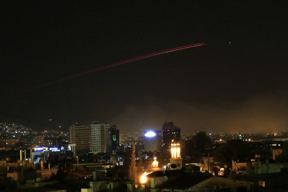 El cielo de Damasco entra en erupción con fuego antiaéreo cuando EE.UU lanzó un ataque contra Siria contra diferentes partes de la capital siria, Damasco, Siria, el sábado 14 de abril de 2018. (AP Photo / Hassan Ammar)