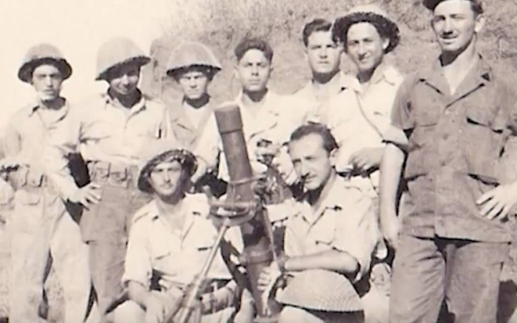 Moredechai Schachter, tercero desde la izquierda en la fila superior, con otros soldados que lucharon en la Guerra de la Independencia de Israel. (Cortesía de Schachter / vía JTA)