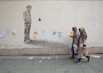 Mujeres se abren paso en una acera en el centro de Teherán, Irán, el 22 de abril de 2018. (Vahid Salemi / AP)