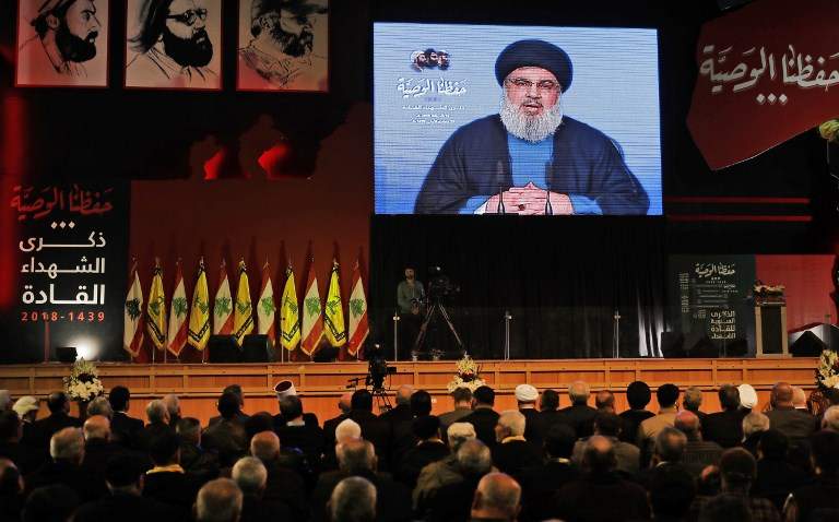 El líder de Hezbolá, Hassan Nasrallah, pronuncia un discurso televisado durante una ceremonia celebrada por el grupo terrorista en Beirut para conmemorar a sus líderes muertos el 16 de febrero de 2018. (AFP Photo / Joseph Eid)