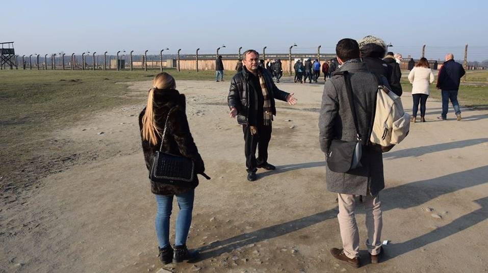 Padre Patrick Desbois, centro, dirigiendo un entrenamiento en el antiguo campo de exterminio nazi Auschwitz-Birkenau en Polonia, enero de 2018 (Yahud In-Unum)