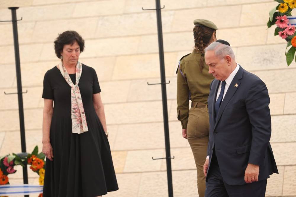 Primer ministro Benjamin Netanyahu, a la derecha, en una ceremonia de conmemoración del Día de los Caídos de Israel para los soldados caídos y las víctimas del terrorismo islamista, en Yad LeBanim en Jerusalén, el 30 de abril de 2017. (Yonatan Sindel)