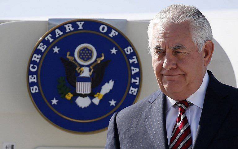 El secretario de Estado de los Estados Unidos, Rex Tillerson, desembarca de su avión cuando llega al aeropuerto internacional de Djibouti Ambouli, en Djibouti, el 9 de marzo de 2018. (AFP / Pool / Jonathan Ernst)