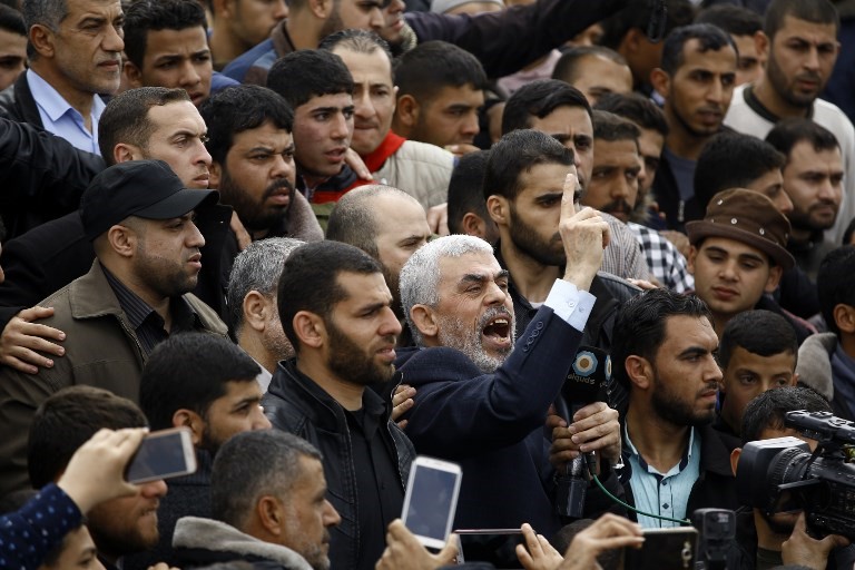 El líder islámico del movimiento terrorista Hamás Yahya Sinwar (C) grita consignas mientras participa en una manifestación islamista cerca de la frontera con Israel al este de Jabaliya en el norte de la Franja de Gaza el 30 de marzo de 2018 (AFP PHOTO / Mohammed ABED)