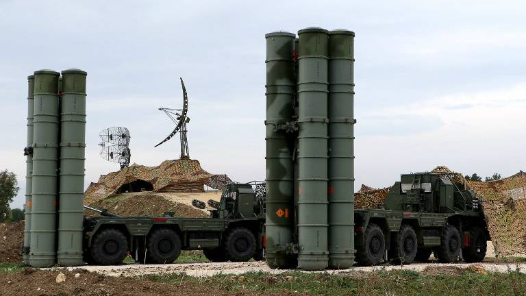 Sistema de defensa antimisiles S-400 Triumf en la base militar rusa de Hmeimin en la provincia de Latakia, en el noroeste de Siria, el 16 de diciembre de 2015. (Paul Gypteau / AFP)