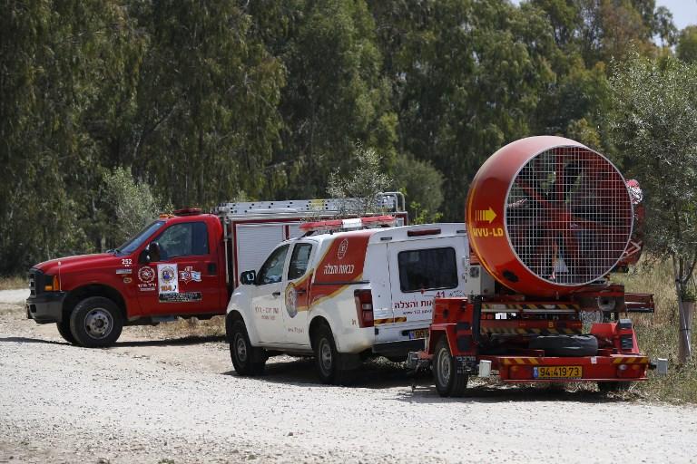 Una imagen tomada el 6 de abril de 2018 del kibutz israelí sur de Nahal Oz, al otro lado de la frontera con la Franja de Gaza, muestra a los bomberos israelíes llegando con ventiladores industriales, para repeler el humo de los neumáticos procedentes de Gaza, mientras los manifestantes palestinos atacaban a los soldados israelíes. (AFP / Jack Guez)