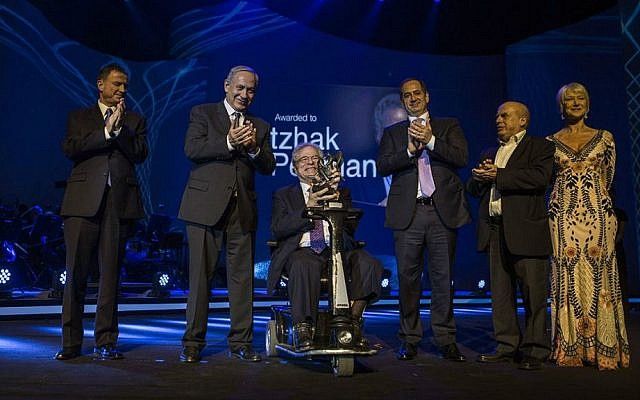 De izquierda a derecha: el presidente de la Knesset Yuli Edelstein, el primer ministro Benjamin Netanyahu, Itzhak Perlman, el cofundador del Premio Génesis Stan Polovets, Natan Sharansky y Dame Helen Mirren, en la ceremonia del Premio Génesis en Jerusalén, 23 de junio de 2016. (Cortesía del Premio Génesis)