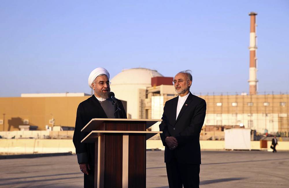 En esta foto publicada por la Presidencia iraní, el presidente Hassan Rouhani, a la izquierda, habla mientras lo acompaña el jefe de la Organización de Energía Atómica iraní, Ali Akbar Salehi, en una visita a la central nuclear de Bushehr, justo a las afueras de la ciudad portuaria de Bushehr, en el sur Irán, martes, 13 de enero de 2015. (AP Photo / Oficina de la Presidencia iraní, Mohammad Berno)