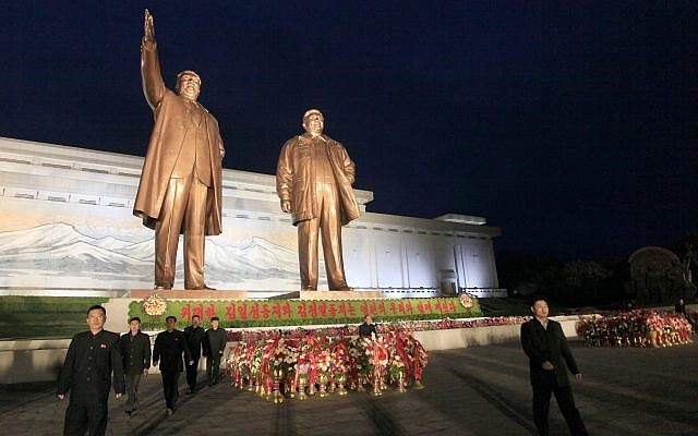 Los norcoreanos visitan la colina de Mansu para colocar cestas de flores en las estatuas de los últimos líderes Kim Il Sung y Kim Jong Il con motivo del aniversario número 106 de Kim Il Sung en Pyongyang, Corea del Norte, el sábado 14 de abril de 2018. ( Foto AP / Jon Chol Jin)