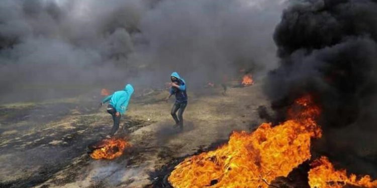 Israel despliega francotiradores y tanques mientras palestinos de Gaza comienzan oleada de violencia islamista