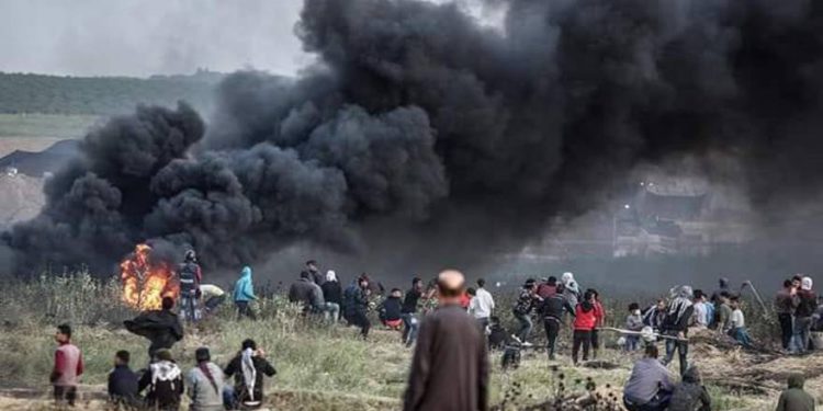 Palestinos de Gaza comienzan la Marcha de los Neumáticos en la frontera con Israel