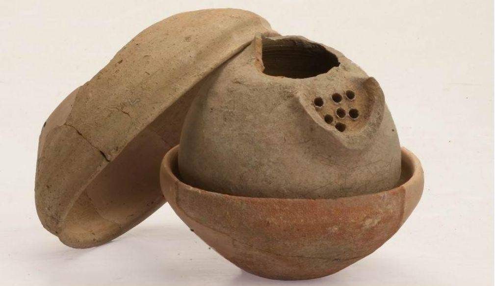 Vasos de arcilla que datan de hace unos 3.000 años, que contenían joyas, encontrados en Megiddo. Crédito: The Megiddo Expedition, por Pavel Shrago
