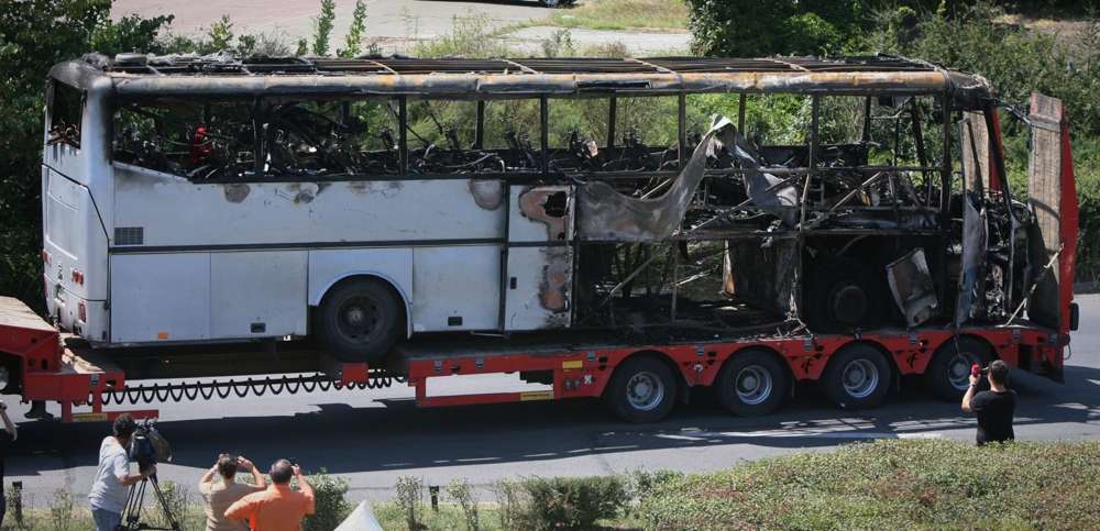 Un autobús detonado es transportado fuera del aeropuerto de Burgas, Bulgaria, el jueves 19 de julio de 2012, un día después de un ataque suicida mortal en un autobús lleno de turistas israelíes. (AP)