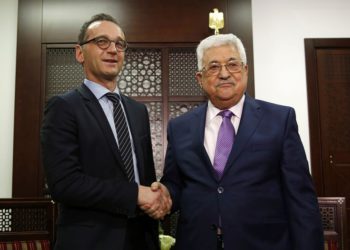 El presidente de la Autoridad Palestina, Mahmoud Abbas, derecha, le da la mano al ministro de Relaciones Exteriores de Alemania, Heiko Maas, durante su reunión, en la ciudad cisjordana de Ramallah, el 26 de marzo de 2018. (AP Photo / Majdi Mohammed)