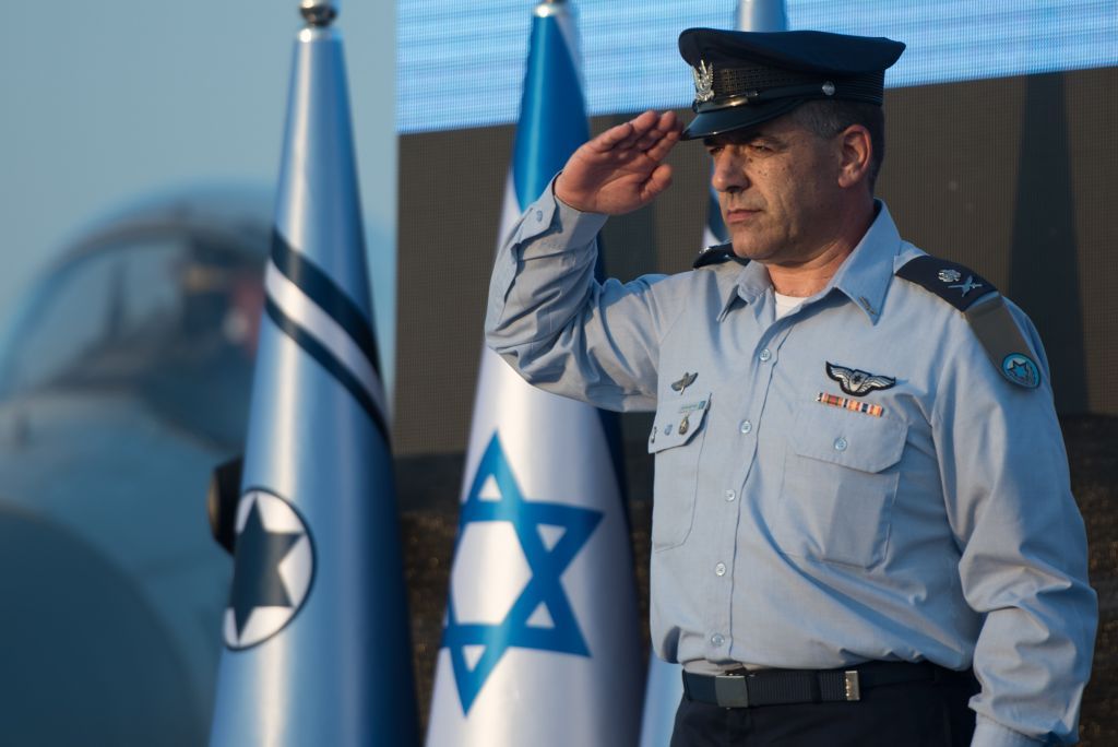 El mayor general de la Fuerza Aérea de Israel, general de división Amikam Norkin, saluda durante una ceremonia en la base aérea de Tel Nof el 14 de agosto de 2017. (Fuerzas de Defensa de Israel)