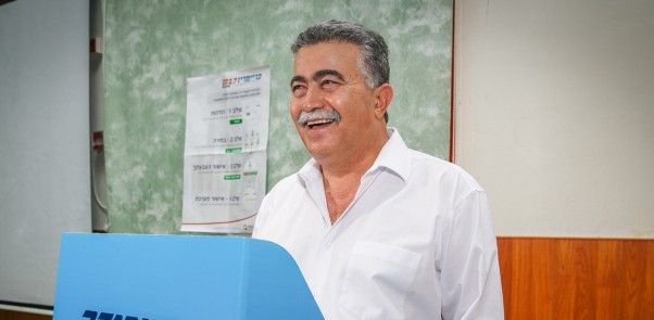 El ex líder del Partido Laborista Amir Peretz da su voto en un colegio electoral en Dimona el 4 de julio de 2017. (Flash 90)