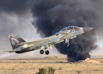 Aviones israelíes bombardean a Hamas en respuesta a cometas en llamas