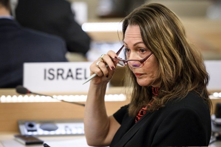 La embajadora de Israel, Aviva Raz Shechter, hace un gesto durante una sesión especial del Consejo de Derechos Humanos de las Naciones Unidas el 18 de mayo de 2018, que votó a favor de una investigación sobre la violencia en la frontera de Gaza (AFP PHOTO / Fabrice COFFRINI)