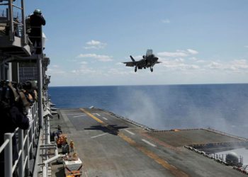 Avión de combate F-35B realiza aterrizaje vertical en barco anfibio