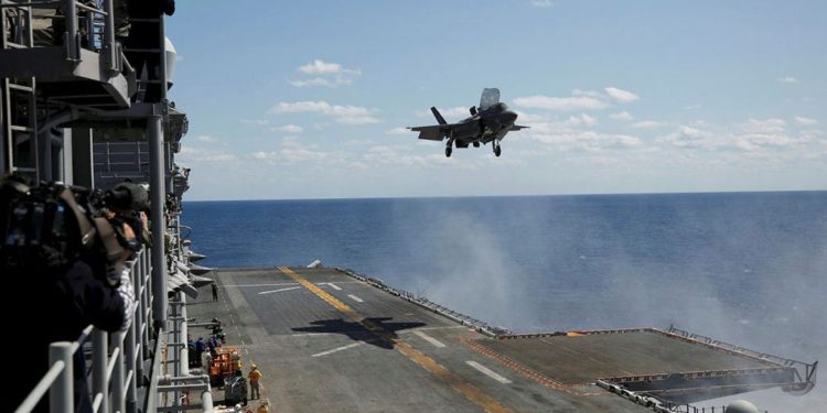 Avión de combate F-35B realiza aterrizaje vertical en barco anfibio