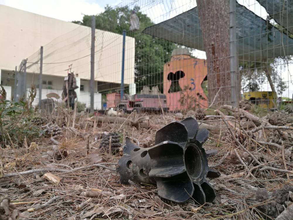 Restos de cohete lanzado desde Gaza que impactó en jardín de niños de Israel.