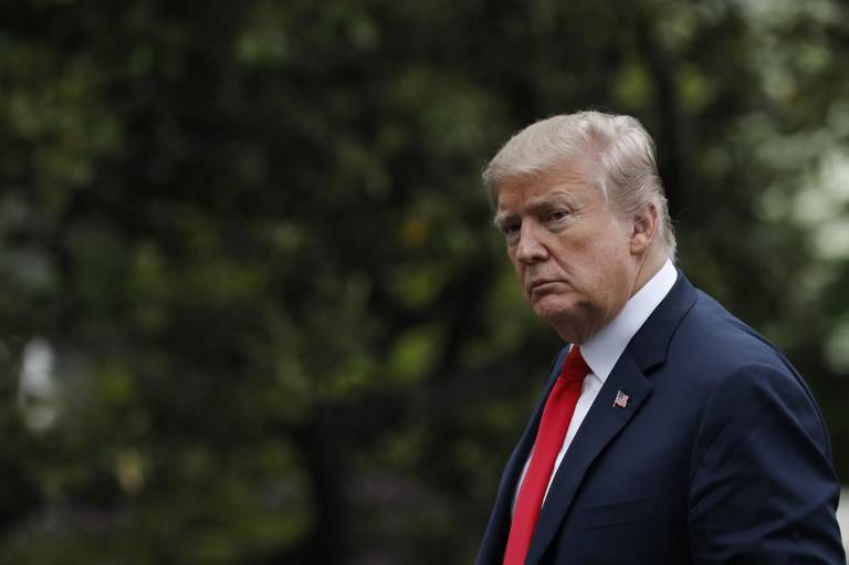 El presidente de EE. UU., Donald Trump, camina en el South Lawn a su regreso a la Casa Blanca en Washington desde Cleveland, Ohio, el 5 de mayo de 2018. (YURI GRIPAS / AP)