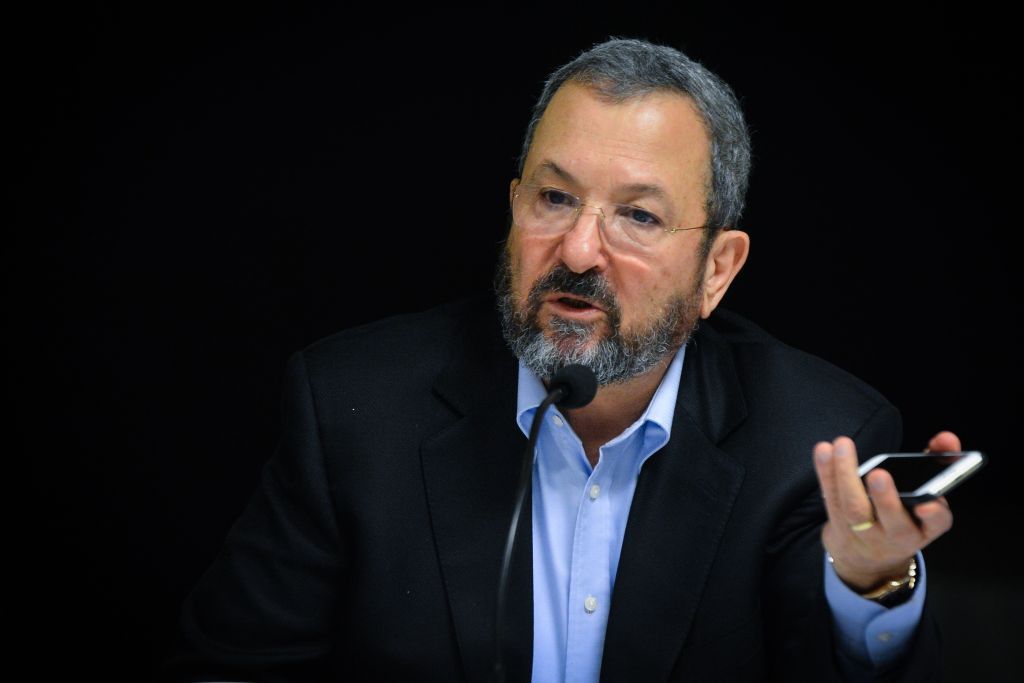 El ex primer ministro y ministro de defensa Ehud Barak habla durante un evento para lanzar la aplicación Reporty en Tel Aviv, 16 de marzo de 2016. (Foto por Flash90)