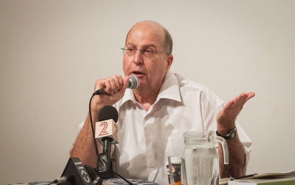 El ex ministro de defensa Moshe Ya'alon habla en un evento cultural en Ra'anana el 15 de julio de 2017. (Flash 90)