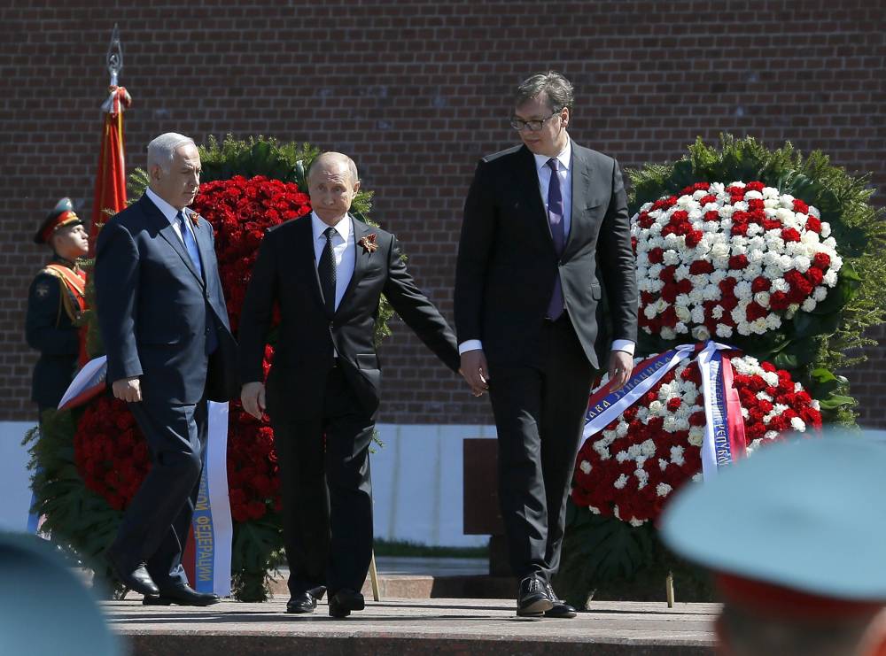 El presidente ruso Vladimir Putin, centro, el presidente serbio Aleksandar Vucic, derecha, y el primer ministro israelí Benjamin Netanyahu asisten a una ceremonia de colocación de corona en la Tumba del Soldado Desconocido después del Desfile de la Victoria marcando el 73 aniversario de la derrota de los nazis en la Guerra Mundial II, en Moscú, Rusia, miércoles, 9 de mayo de 2018. (AP Photo / Alexander Zemlianichenko)