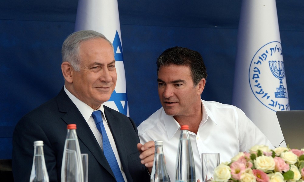 El primer ministro Benjamin Netanyahu y el jefe del Mossad Yossi Cohen durante una ceremonia de brindis por el Año Nuevo judío el 02 de octubre de 2017. (Haim Zach / GPO)