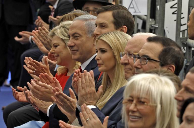 El primer ministro, Benjamin Netanyahu, su esposa Sara Netanyahu, Asesor Jared Kushner, la hija del presidente de Estados Unidos Ivanka Trump, Secretario del Tesoro estadounidense Steve Mnuchin, y el embajador estadounidense en Israel, David Friedman, asisten a la apertura de la embajada de los Estados Unidos en Jerusalén el 14 de mayo de 2018. (MENAHEM KAHANA / AFP)