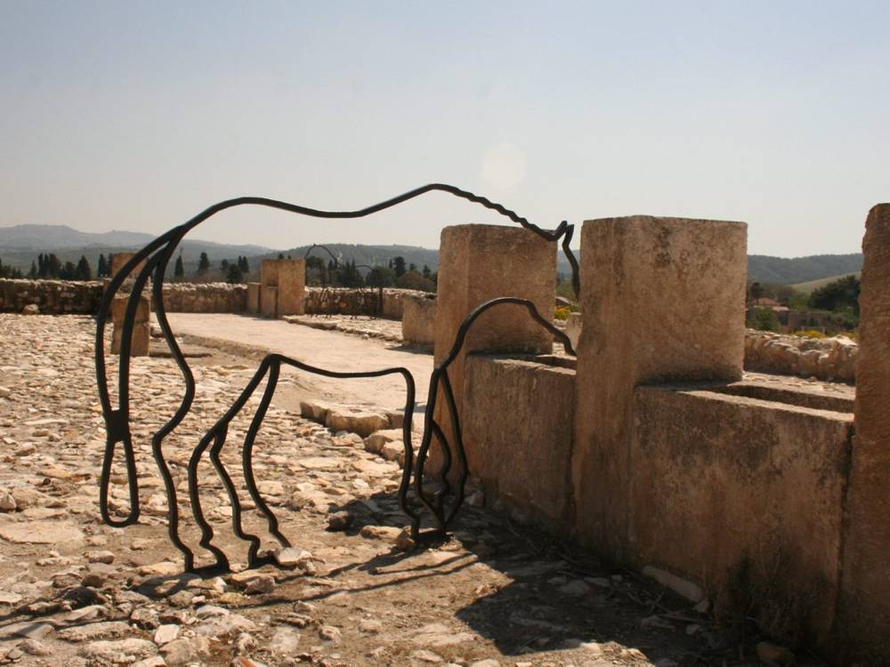 Tell Megiddo: Estatua de alambre de caballo en los “bebederos” de la antigua artesa en el antiguo patio pavimentado. Foto: Moshe Gilad