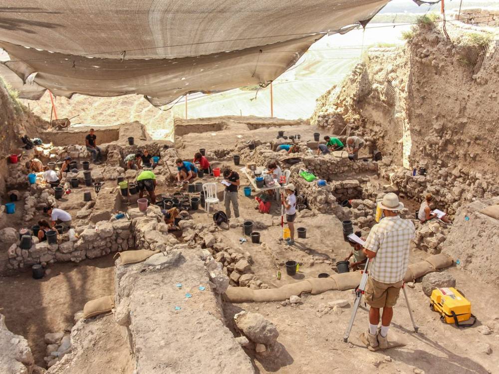 Excavando Megiddo: Un barrio de pequeñas casas y talleres. Crédito: Ariel David